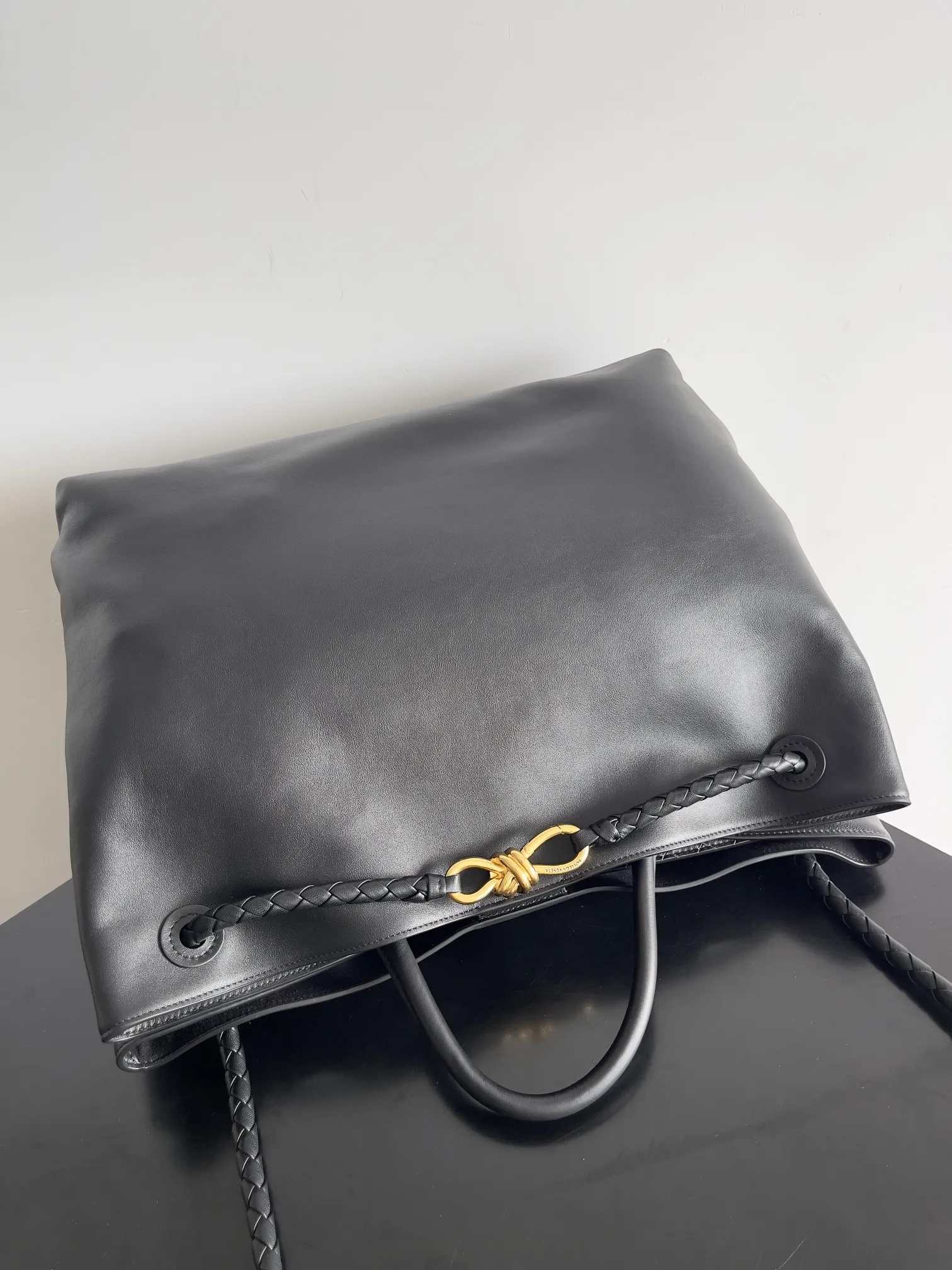 Batch 2960 BV The all-leather Andiamo is new, a very casual splayed buckle bag, which also means that its weight is very light, which greatly reduces our burden when going out for shopping. It can be carried cross-body, hand-held, or carried under the armpit. Taking into account the different backpacking habits of people, the simple design brings us more inspiration. Matched with various keychains and dolls, it will become the finishing touch in the outfit. Medieval style and modern style can also be perfectly blended🫧🫧 Style number: 709683 Size: 42*35*18cm